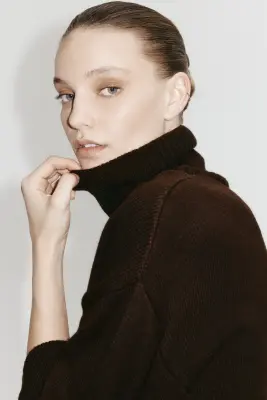 Pull col roulé en maille fine - Marron foncé — photo 2