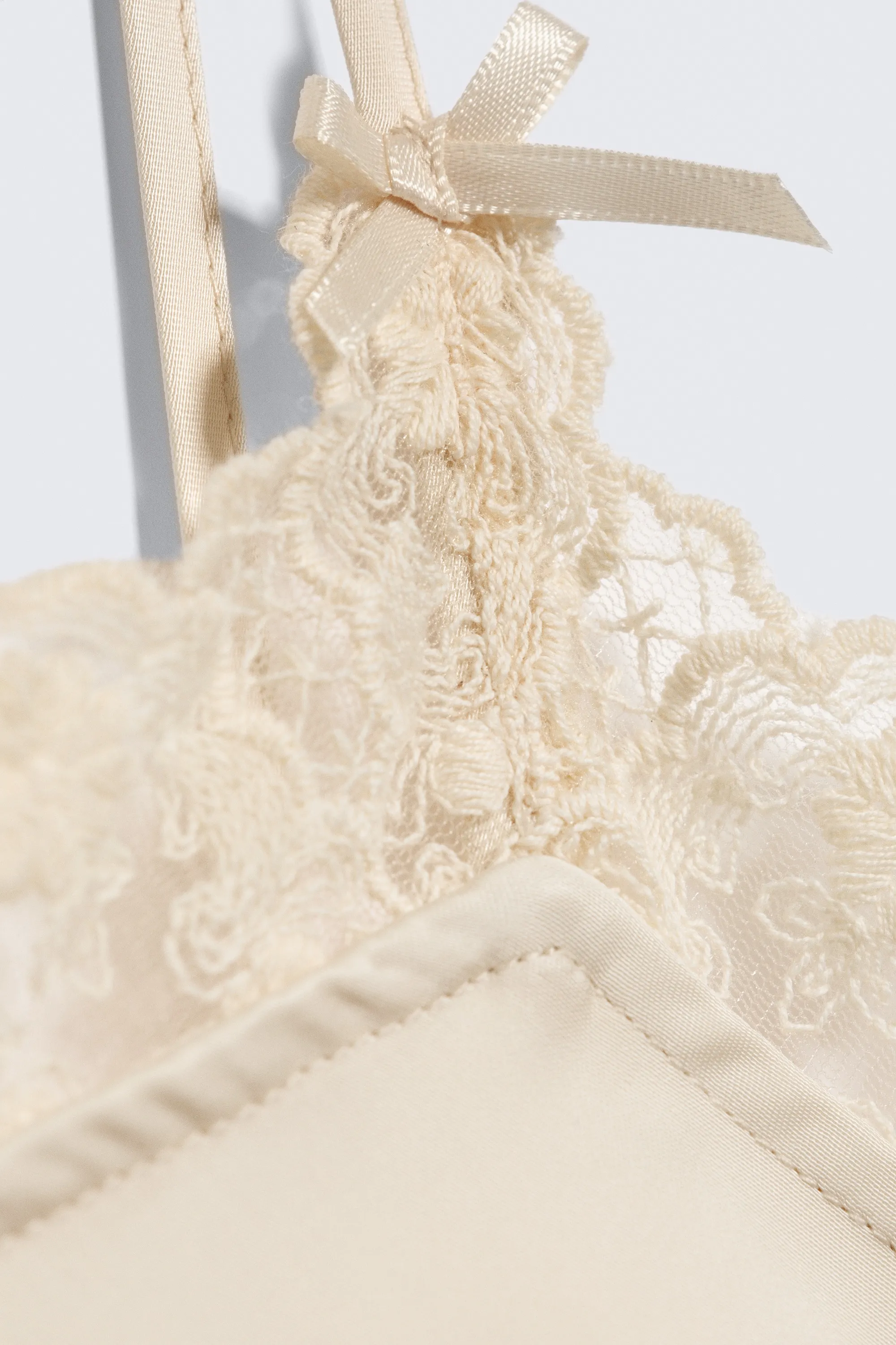 Nuisette en satin bordée de dentelle - Beige cendré clair