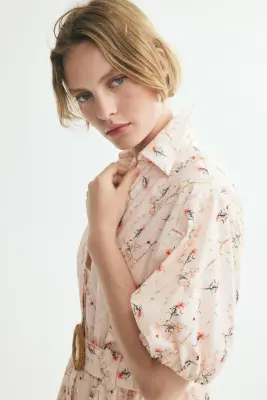 Robe chemise en coton avec ceinture - Rose pâle/fleuri — photo 2