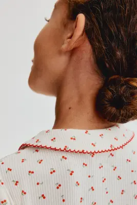 Top en coton avec col - Crème/cerises — photo 2