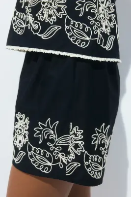 Short de plage brodé en coton - Noir/fleurs — photo 1