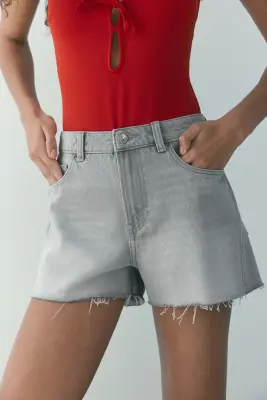 Short en denim avec bords à cru - Gris clair — photo 1