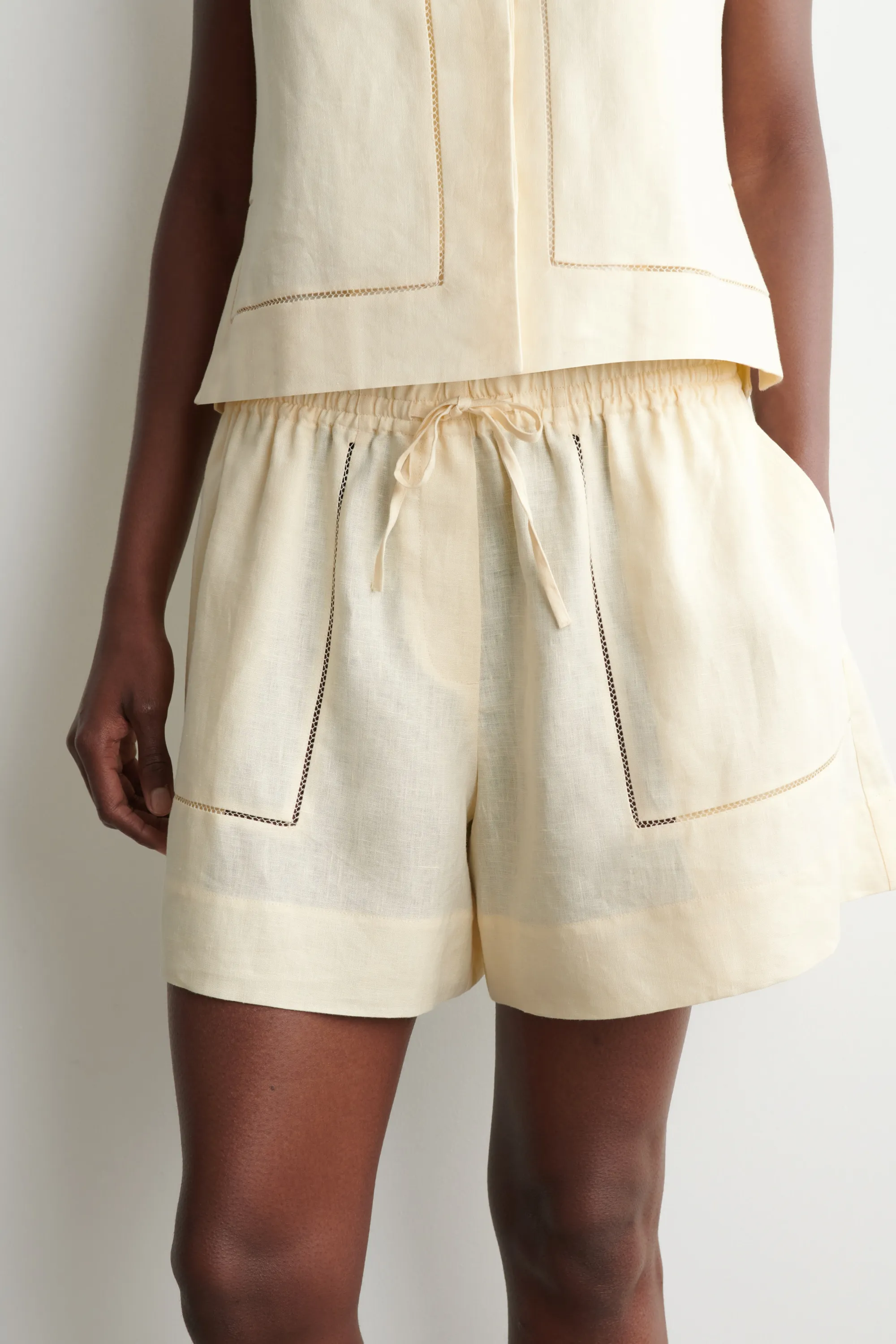 SHORT EN LIN À FINITION BRODÉE - JAUNE BEURRE