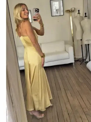 Robe longue à bretelles fines en satin jaune pastel Prix boutique 445€ Taille XS — photo 5