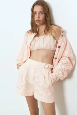 Short en coton avec broderie anglaise - Rose pâle — photo 1