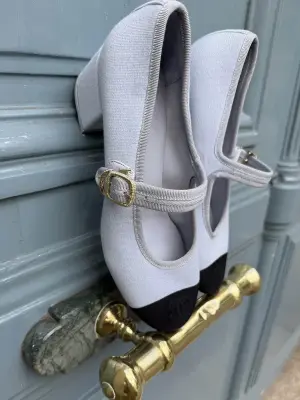 Babies à talon en tissu bleu clair et bouts gros grains noirs CC Prix boutique 1150€ Taille 38 — photo 4