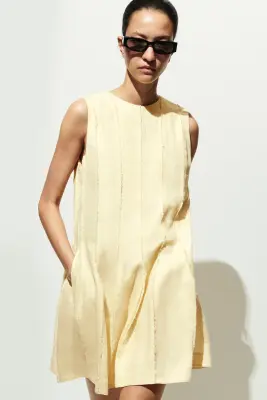 ROBE COURTE SCULPTÉE À PLIS - JAUNE BEURRE — photo 4