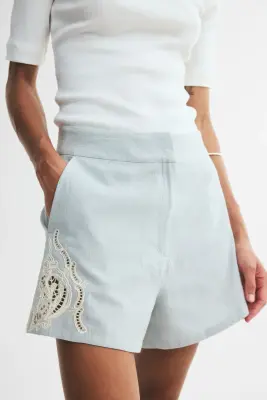 Short en lin mélangé avec broderie anglaise - Bleu denim clair/crème — photo 1