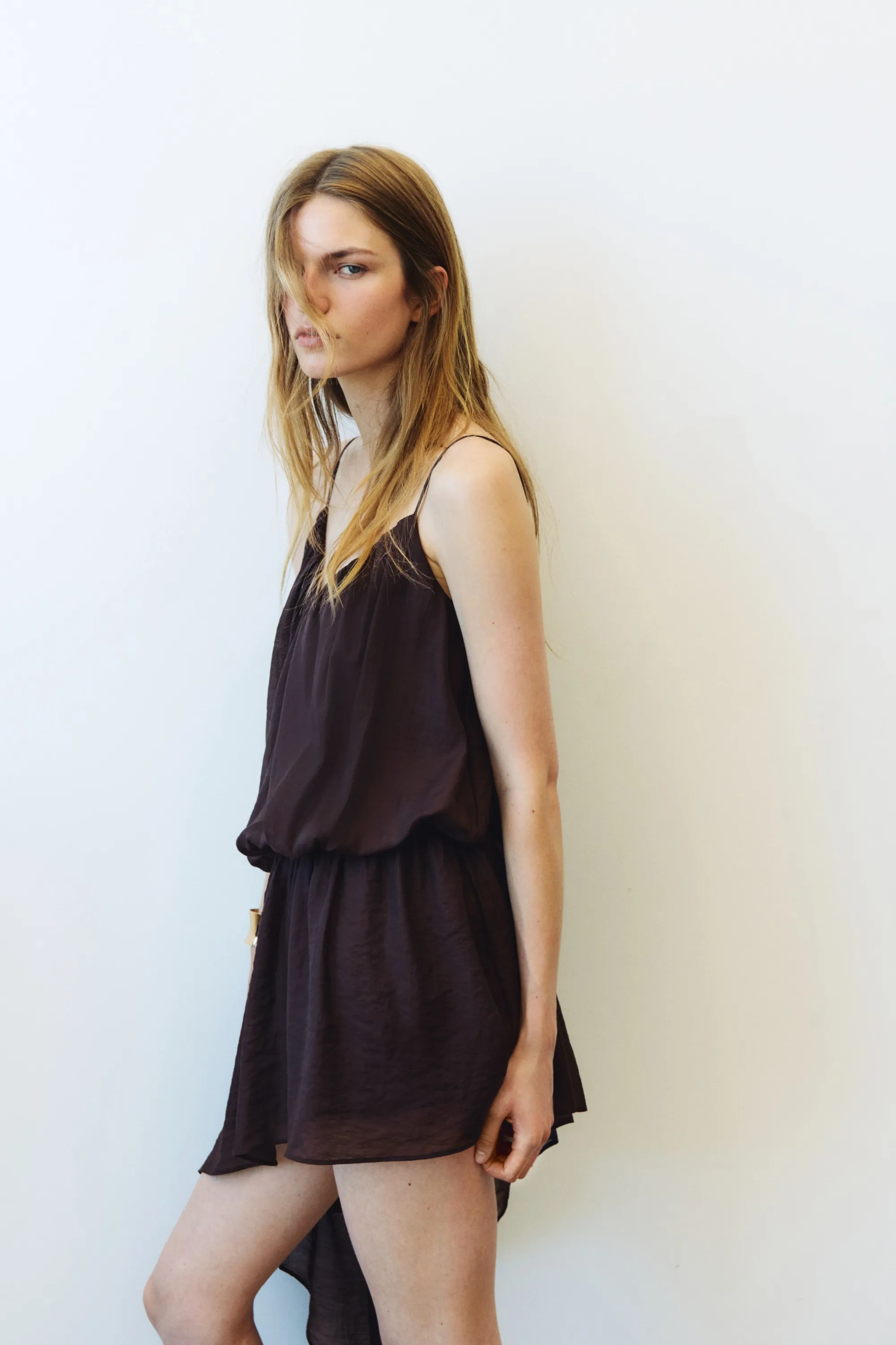 Robe asymétrique avec bretelles fines - Marron foncé