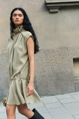 Robe à boutons avec jupe évasée - Vert kaki clair — photo 2