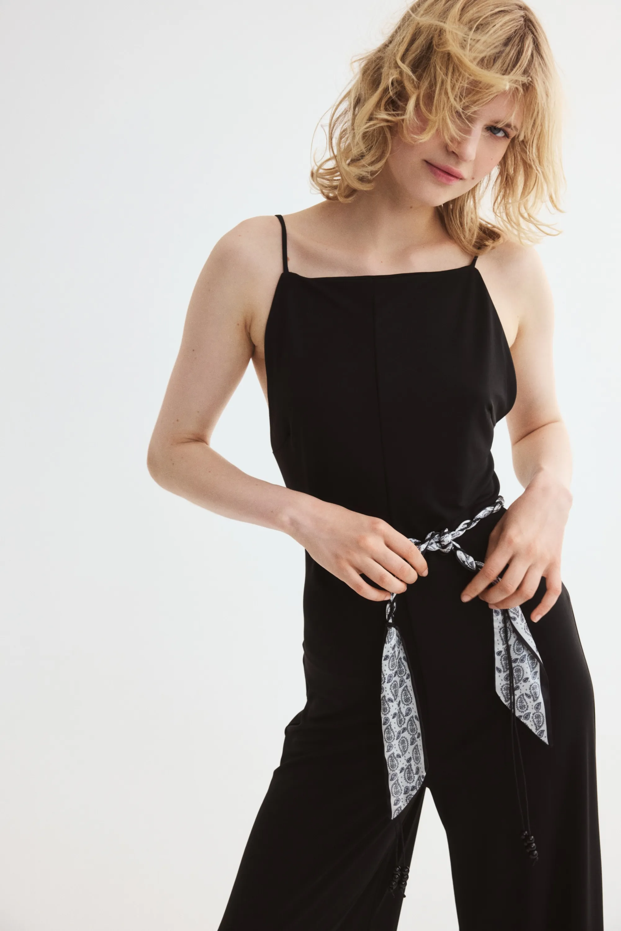 Combi-pantalon à bretelles fines avec ceinture - Noir