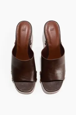 Sandales à talon compensé - Marron foncé — photo 1