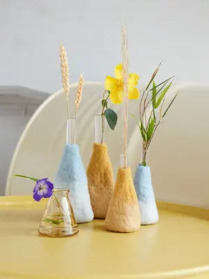 Soliflore Wool Vase ocre en laine – Aveva