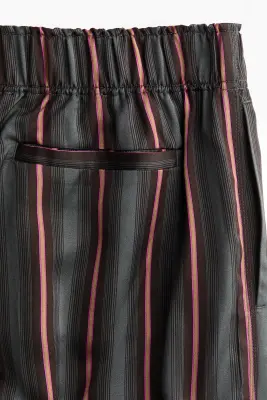 Pantalon en satin avec taille élastique - Gris foncé/rayé — photo 4