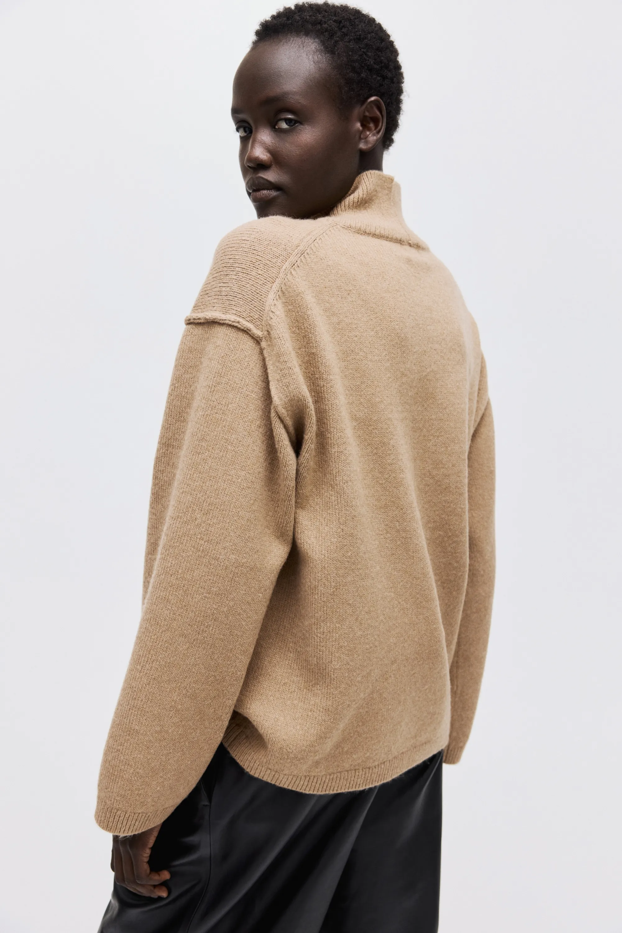 Pull à col cheminée avec coutures décoratives - Beige foncé
