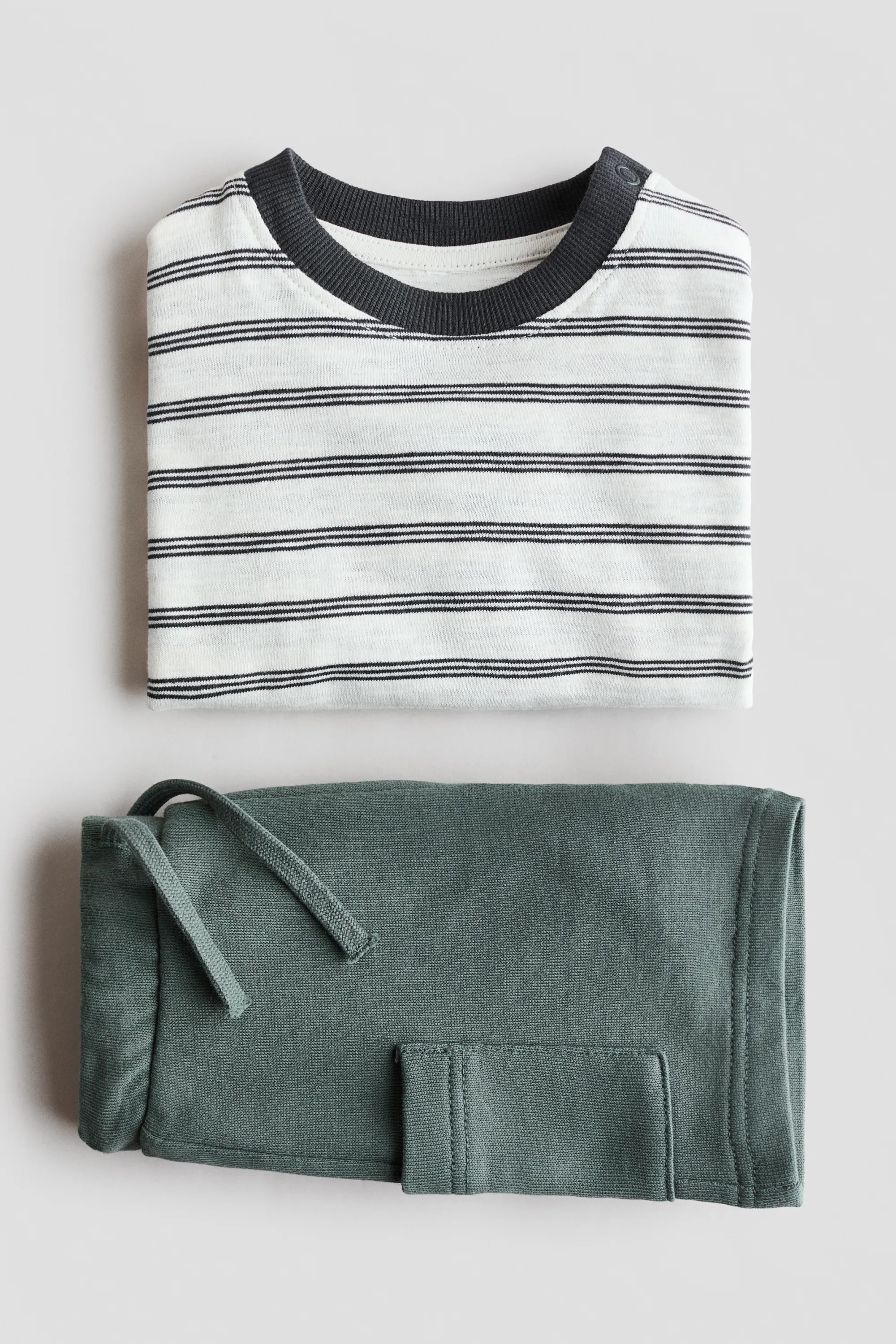Ensemble 2 pièces T-shirt et short - Vert kaki/rayures grises