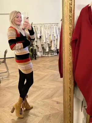 Robe courte manches longues en maille de laine à rayures rouge vert camel Prix boutique 1200€ Taille XXS — photo 4