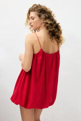 Robe à bretelles fines avec base à effet boule - Rouge — photo 2