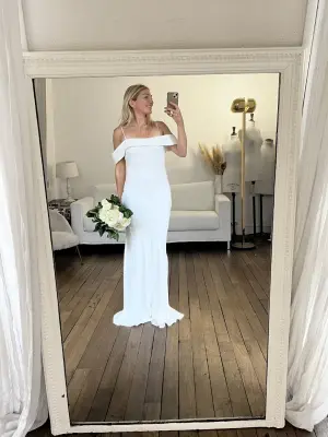 Robe de mariée longue Olivia en satin blanc épaules dénudées Prix boutique 1160€ Taille S — photo 3