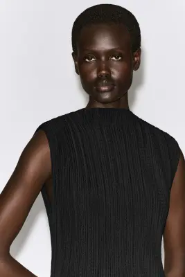 ROBE LONGUE SANS MANCHES EN JACQUARD PLISSÉ - NOIR — photo 2