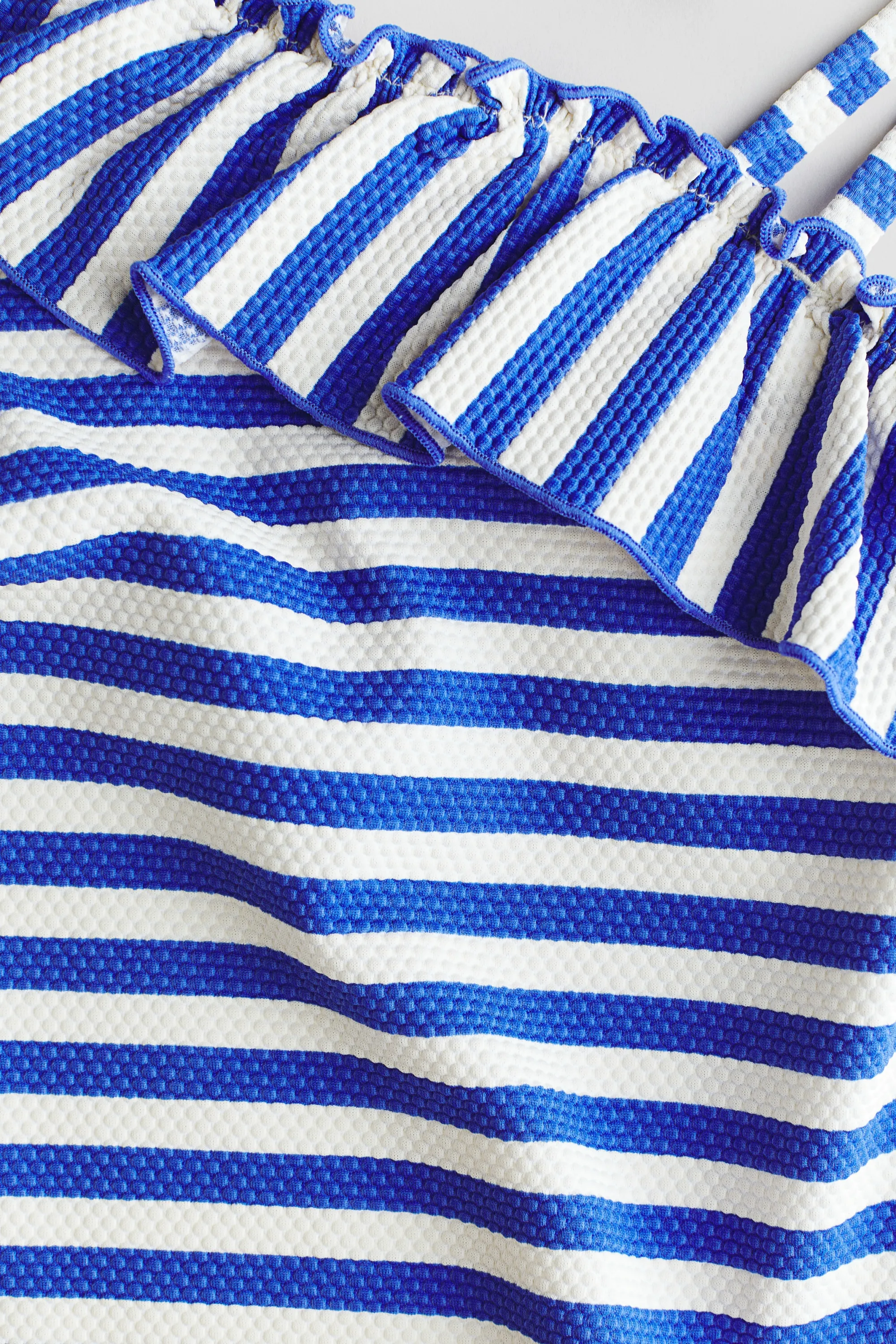 Maillot de bain asymétrique à volant - Bleu vif/rayé