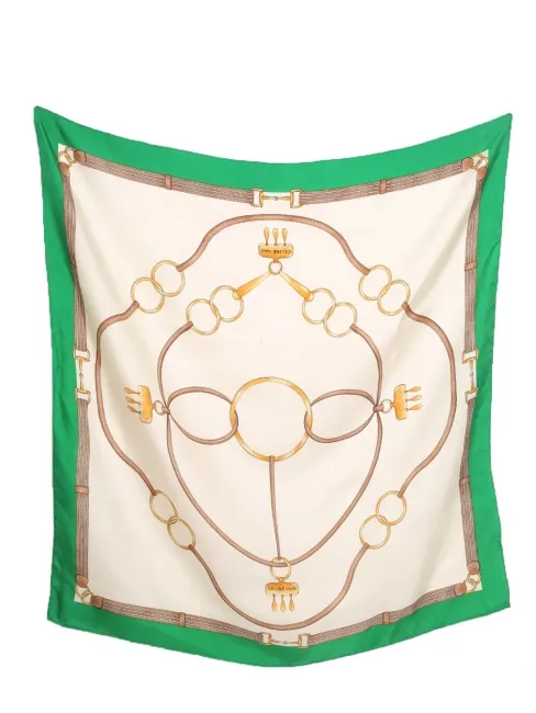 Foulard en twill de soie crème bord vert vif et mords dorés Prix boutique 390€