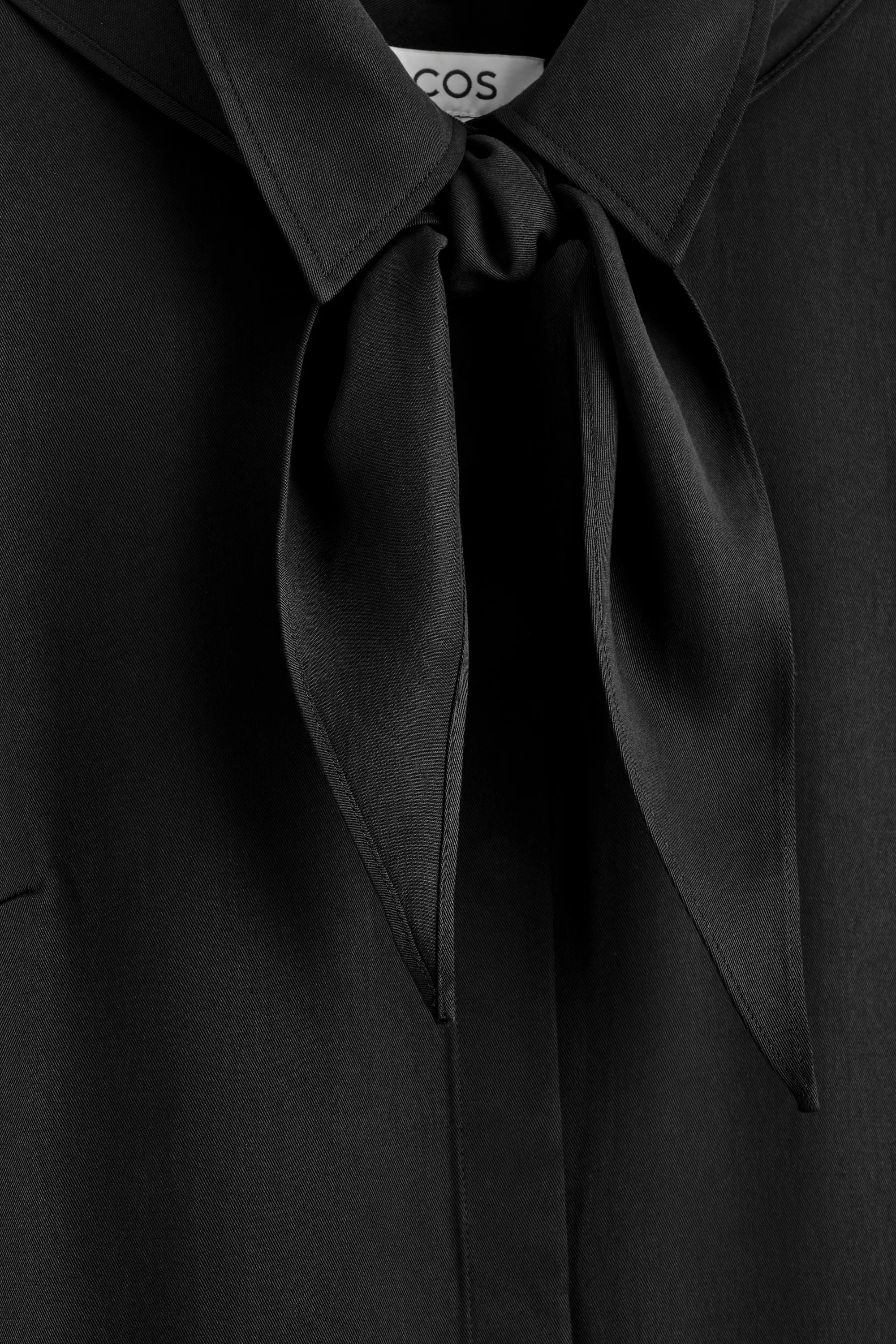 ROBE COURTE À DÉTAIL FOULARD ET TAILLE BASSE - NOIR