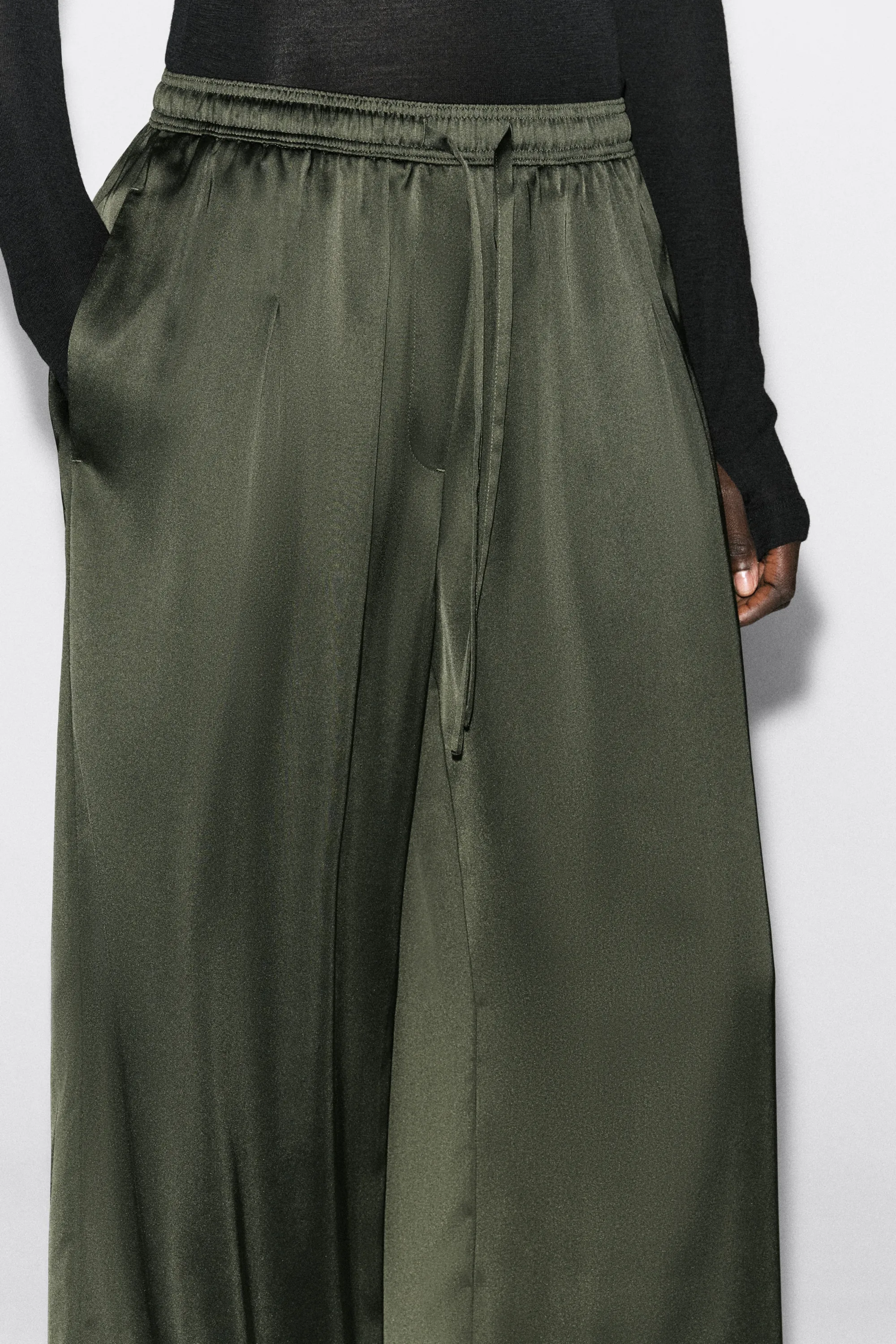 PANTALON À PLIS ET TAILLE AJUSTABLE EN SATIN - KAKI
