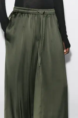 PANTALON À PLIS ET TAILLE AJUSTABLE EN SATIN - KAKI — photo 1