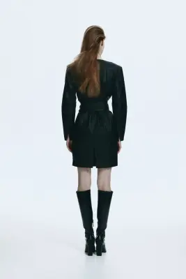 Robe en tissu enduit avec ceinture à nouer - Noir — photo 3