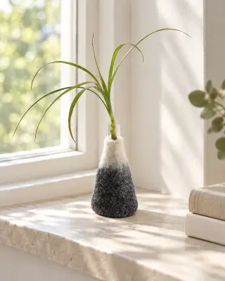 Soliflore Wool Vase Snowy Mountain en laine – Aveva