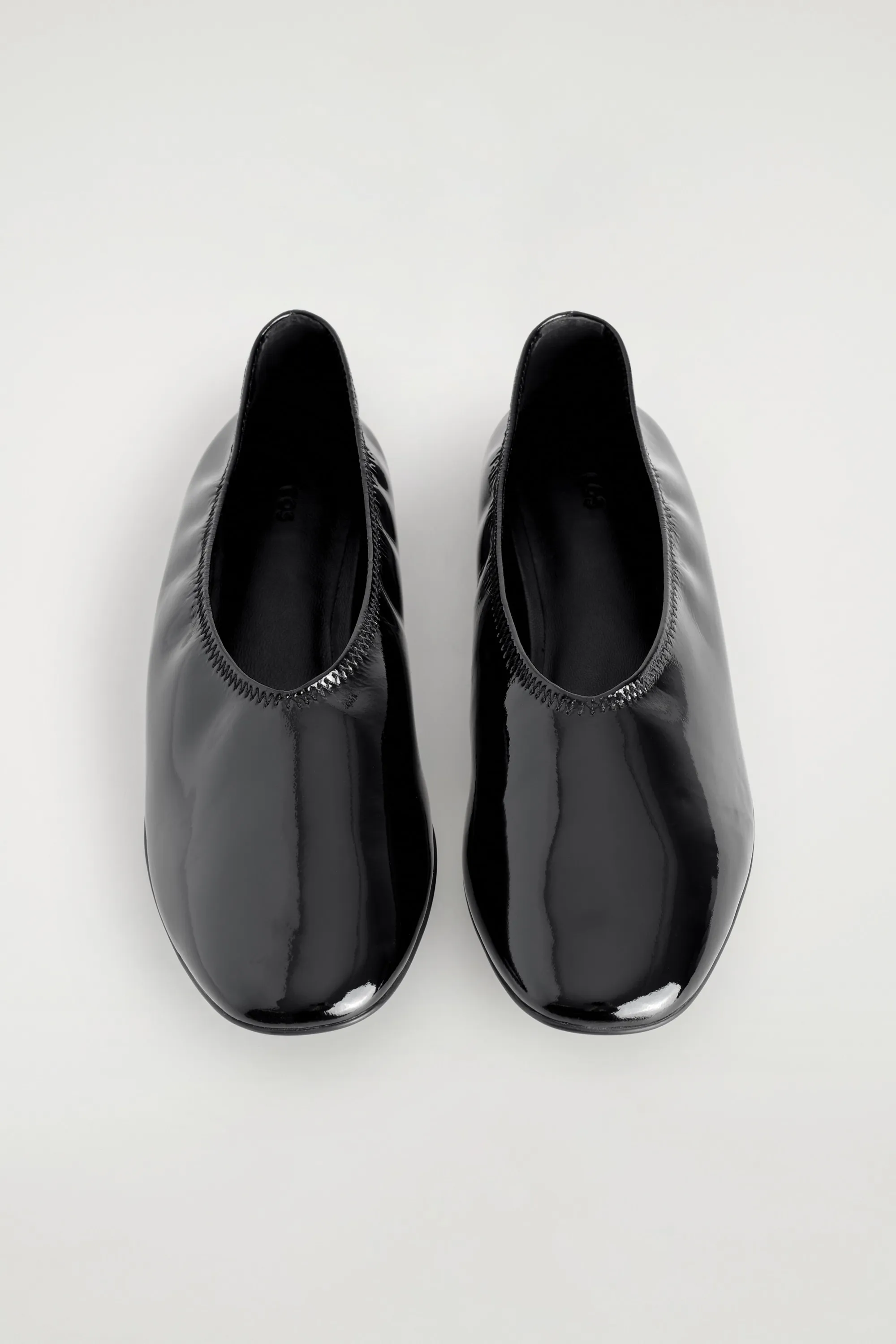 BALLERINES MINIMALISTES EN CUIR VERNI - NOIR