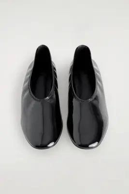 BALLERINES MINIMALISTES EN CUIR VERNI - NOIR — photo 1