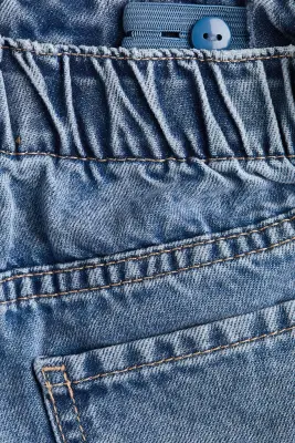 Jean à jambes larges avec motifs - Bleu denim/cerises — photo 1