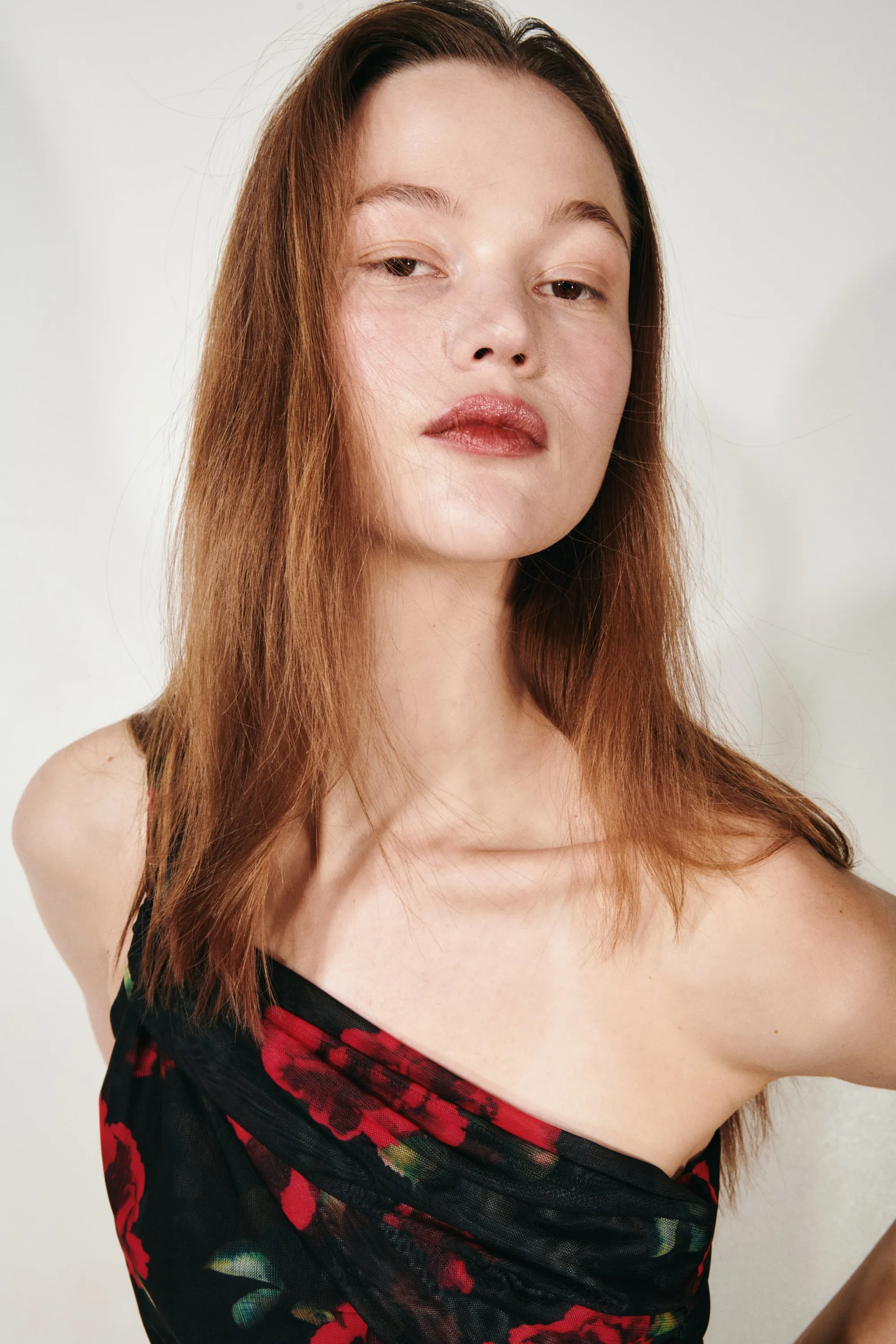 Top asymétrique avec détail noué - Noir/roses