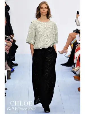 Top manches courtes en dentelle brodé de fleurs et perles vert d'eau Prix boutique 1200€ Taille 38 — photo 2