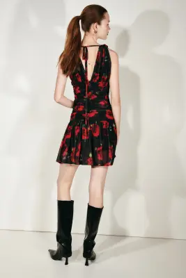 Robe ruchée avec jupe évasée - Noir/roses — photo 3