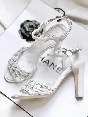 Sandales à talon en cuir en cuir blanc brodé de fleurs et perles Prix boutique 1500€ Taille 37 — photo 4
