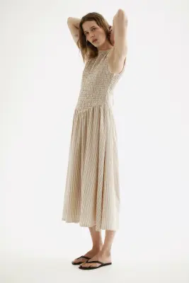 Robe à dos ouvert avec corsage smocké - Beige clair/rayé — photo 2