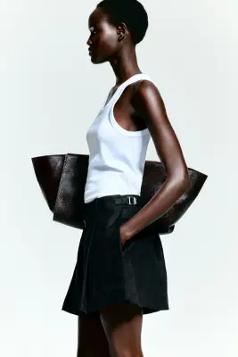 SHORT EN LIN À PLIS ET CEINTURÉ - NOIR — photo 4