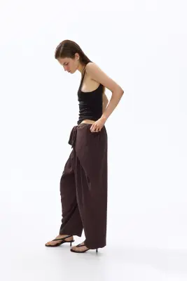 Pantalon à jambes barrel avec détail à nouer - Marron foncé — photo 3