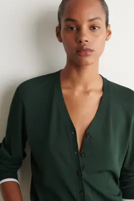 CARDIGAN EN MAILLE À COL EN V ET DÉTAIL SUPERPOSÉ - VERT FONCÉ / BLANC — photo 3