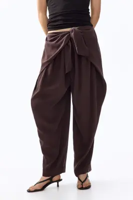 Pantalon à jambes barrel avec détail à nouer - Marron foncé — photo 1