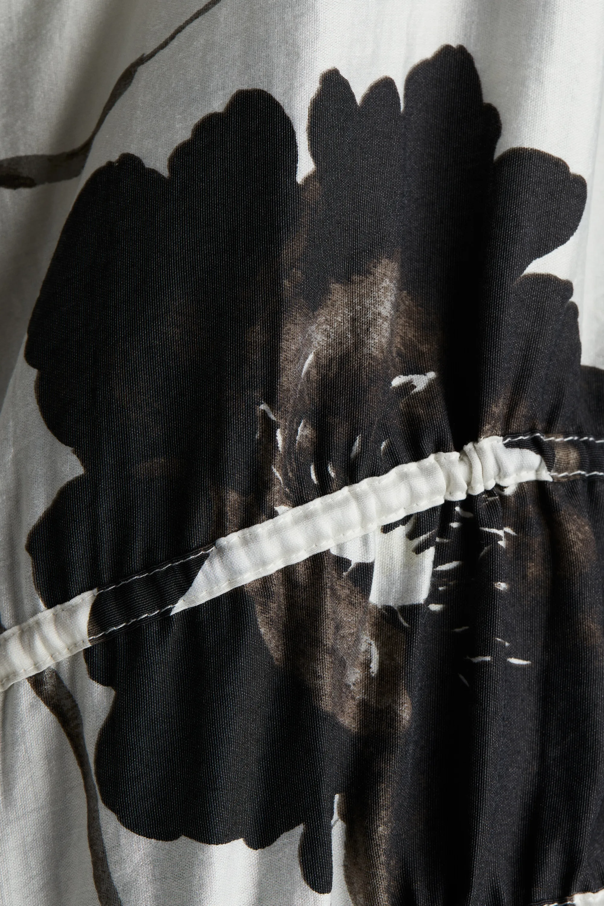 Robe oversize avec cordons de serrage - Blanc/noir/fleuri
