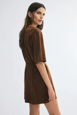 Robe en tissu gratté avec ceinture - Marron foncé — photo 3
