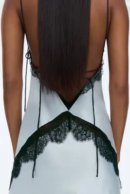 Robe en satin avec dentelle - Bleu clair/noir — photo 3