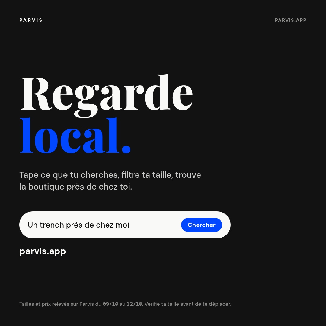 Fond noir, « Regarde local. », barre de recherche « Un trench près de chez moi », adresse parvis.app et mention « Tailles et prix relevés sur Parvis du 09/10 au 12/10. Vérifie ta taille avant de te déplacer. »