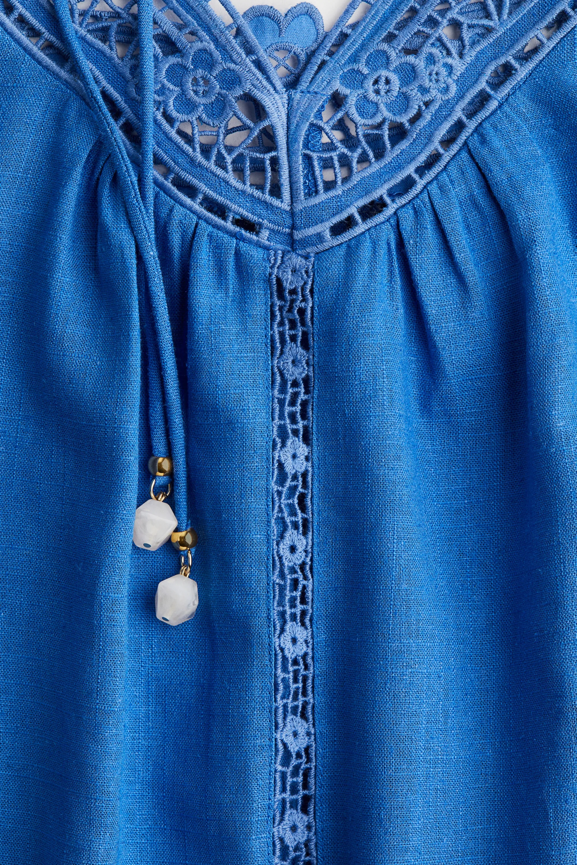 Robe avec bretelles à nouer et broderie anglaise - Bleu