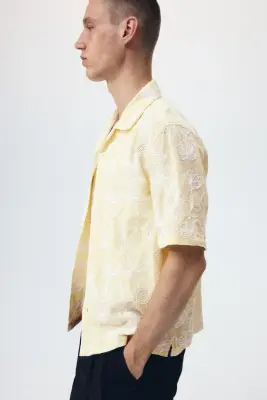 Chemise brodée Regular Fit avec col cubain - Jaune clair/motif — photo 4