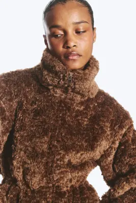 Veste cintrée en fausse fourrure - Marron poudré — photo 2